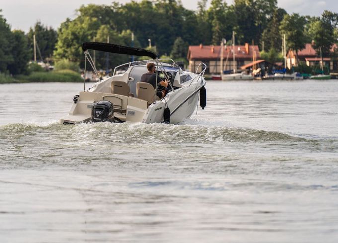 Motorboat Quicksilver Activ 555 Cabin 80hp