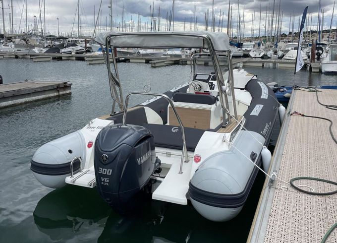 Motorboat Capelli Capelli Tempest 775 300hp