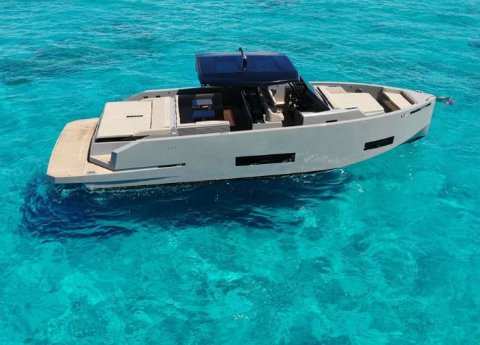 Motorboat De Antonio DAntonio 42 300hp