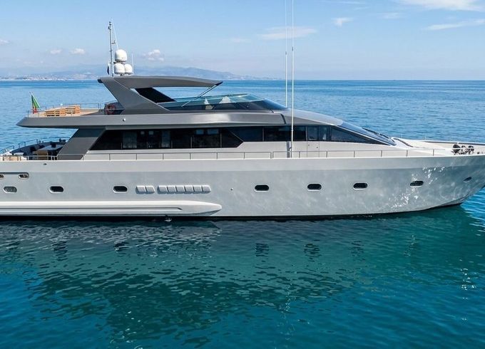 Motor yacht Falcon 82S 2400hp