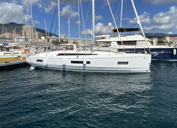 Sailboat BENETEAU OCEANIS 40.1 12.87m