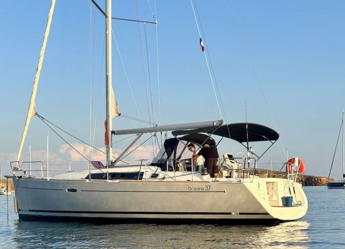 Sailboat Beneteau Oceanis 37 11.5m