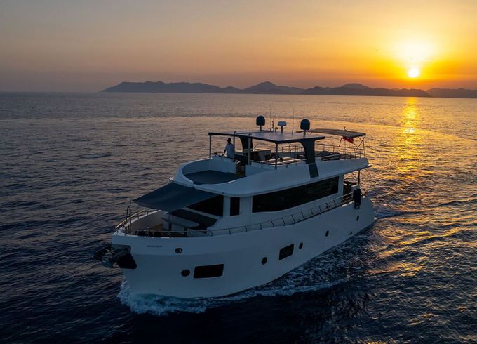 Motor yacht custom 2023 800hp