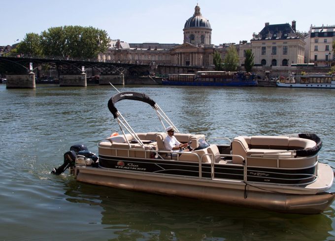 Motorboat Suntracker Party Barge 24 feet 150hp