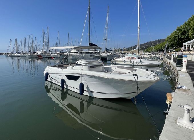 Motorboat Jeanneau Cap Camarat 8.5 Cc 350hp