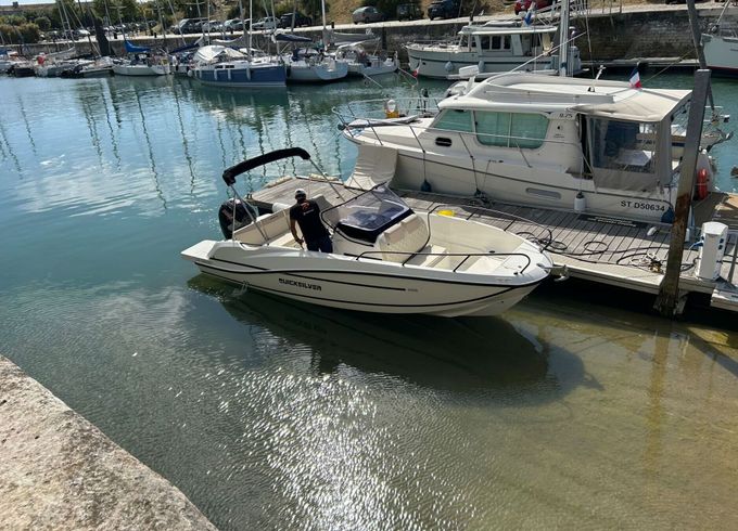 Motorboat Quicksilver 705
