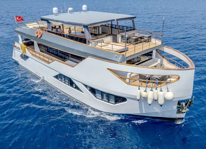 Motor yacht Custom built luxury motor yacht trawler with a capacity of 12 people 1800hp