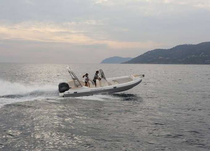 Motorboat CAPELLI TEMPEST 700 - KOOM 225hp