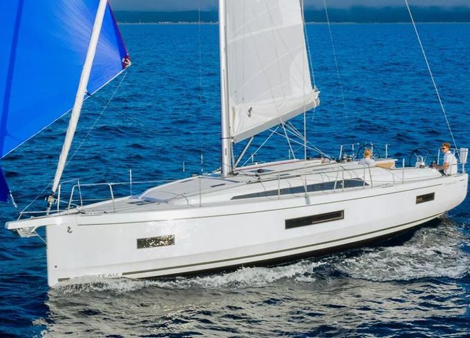 Sailboat Beneteau Oceanis 40 12m