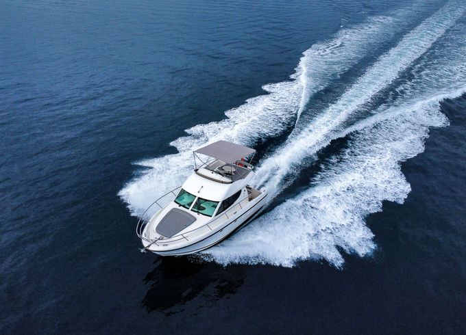 Motorboat Jeanneau Prestige 32 flybridge 560hp