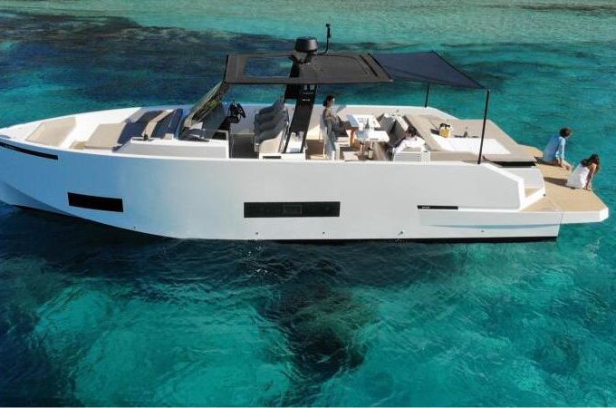 Motorboat De Antonio 42 600hp
