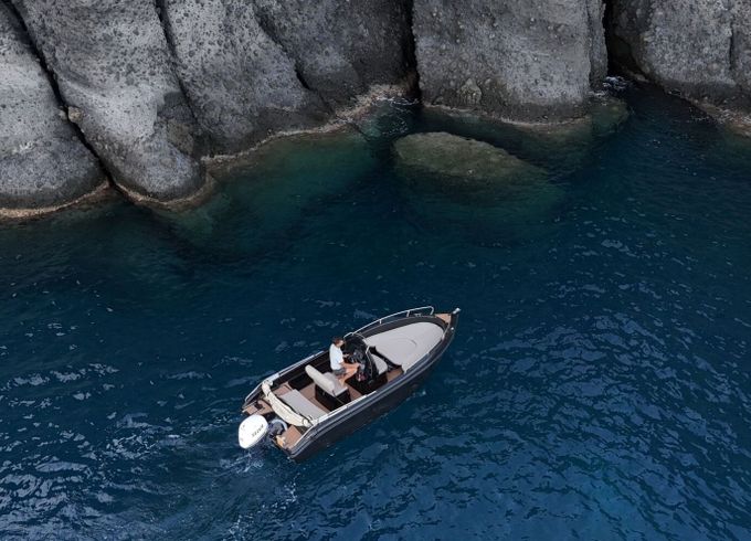 Boat without licence  SANTORINI BLACK BOAT 60hp