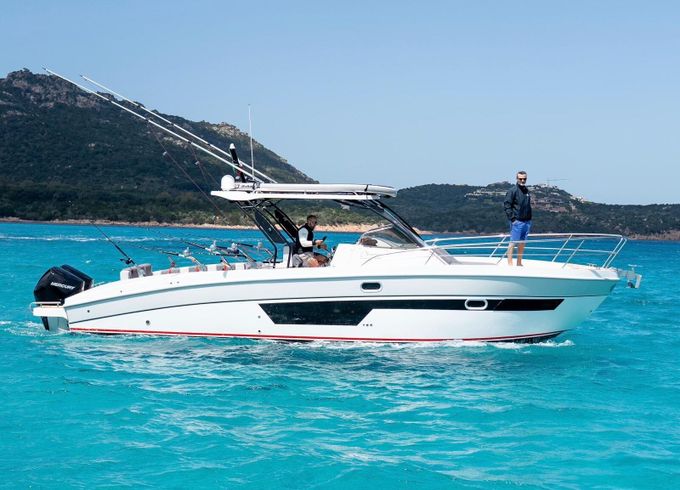 Motorboat Saver 330 Sport 600hp