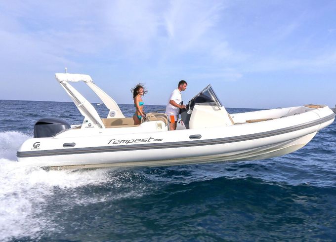 Motorboat CAPELLI TEMPEST 800 300hp