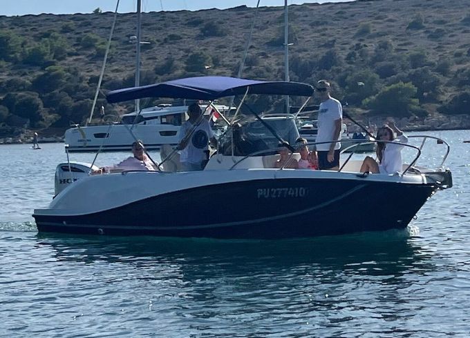 Motorboat Quicksilver Activ 675 Open 200hp
