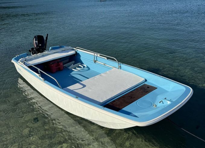 Boat without licence  Boston Whaler 13