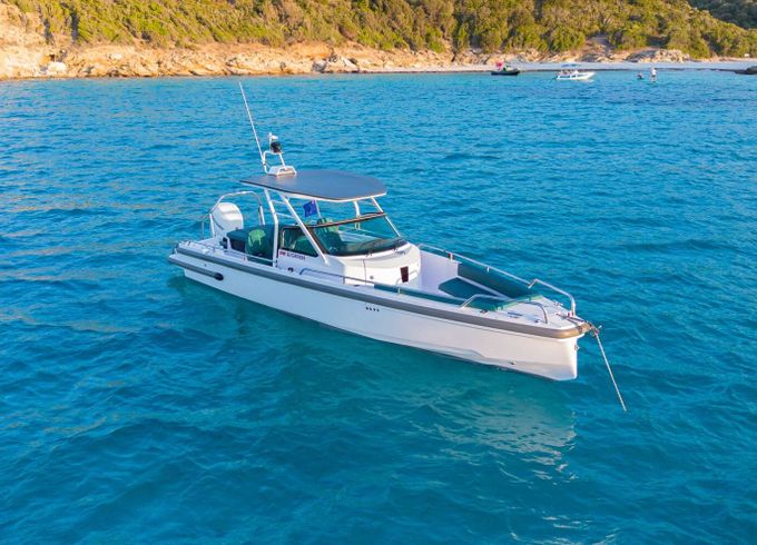Motorboat Axopar 28 T-top 350hp