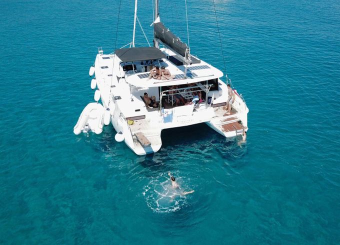 Catamaran Lagoon Lagoon 42 (AC, Gen, Watermaker) 12.94m