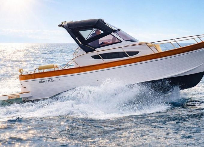 Motorboat private tour Gozzo 8,50 300hp