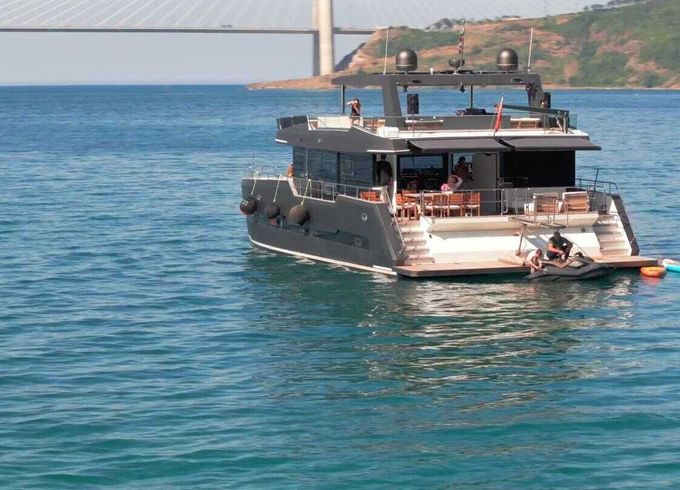 Catamaran Luxury Custom Power 20m