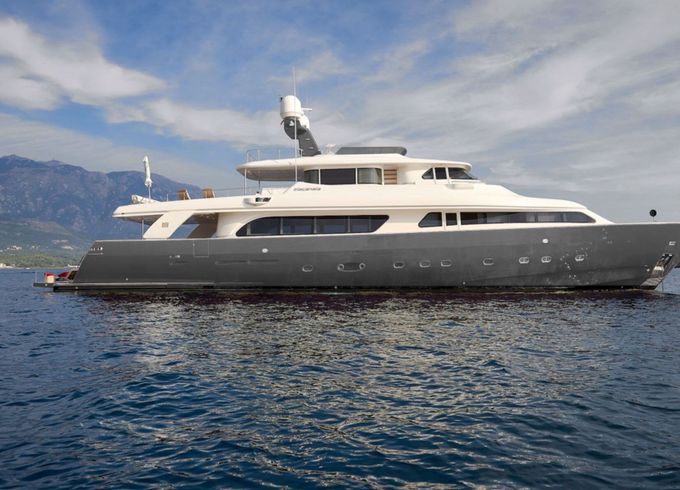 Motor yacht Ferretti Custom line 1300hp