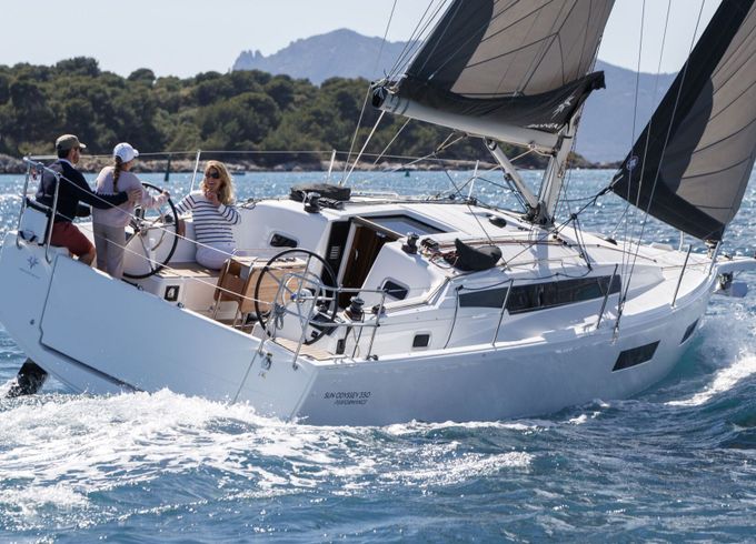 Sailboat JEANNEAU SUN ODYSSEY 350 10.4m