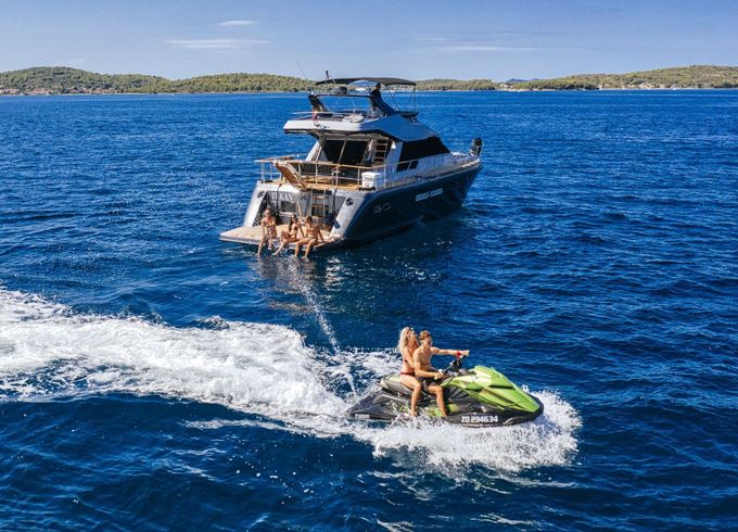 Motor yacht Horizon Elegance 52 2hp
