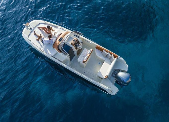 Motorboat Invictus cx 240 225hp