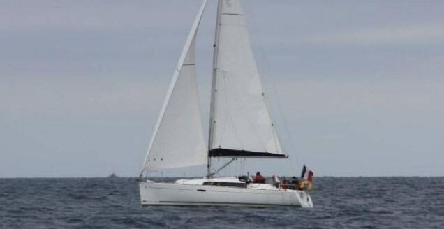 Sailboat Beneteau Oceanis 31 9.66m