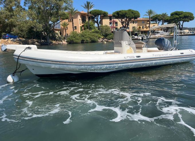 Motorboat Capelli Capelli Tempest 900 350hp