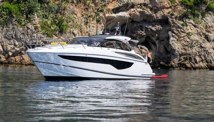 Motorboat Princess V40 800hp