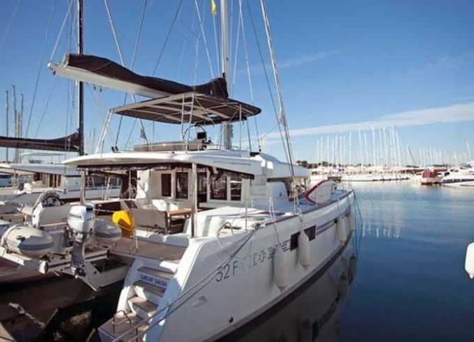 Catamaran LAGOON 52F 15m