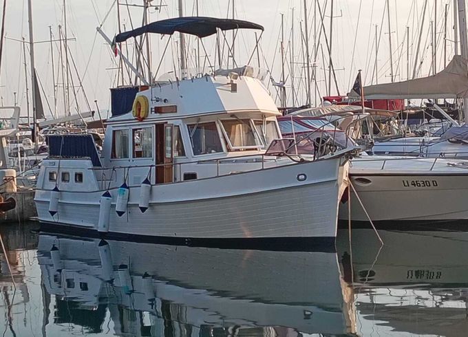 Motorboat Grand Banks 36 220hp