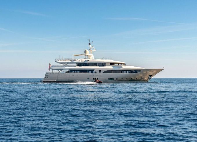 Motor yacht Italain CRN Model