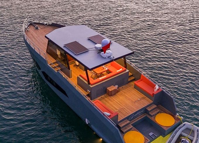 Motor yacht Luxury motor yacht with a capacity of 4 people Custom built luxury motor yacht 958hp
