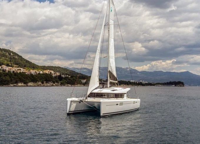 Catamaran Lagoon-Bénéteau Lagoon 39 - 4 + 2 cab. 11m