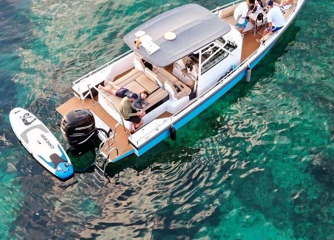 Motorboat Axopar 28 T-top 300hp