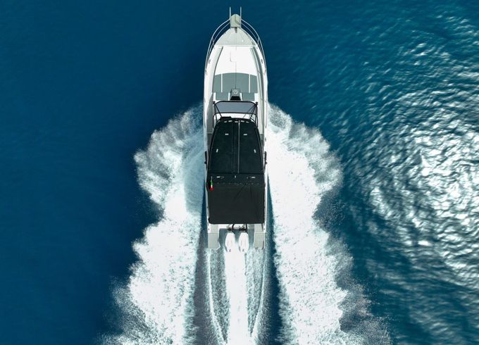 Motorboat Saver 330 Walkaround 700hp