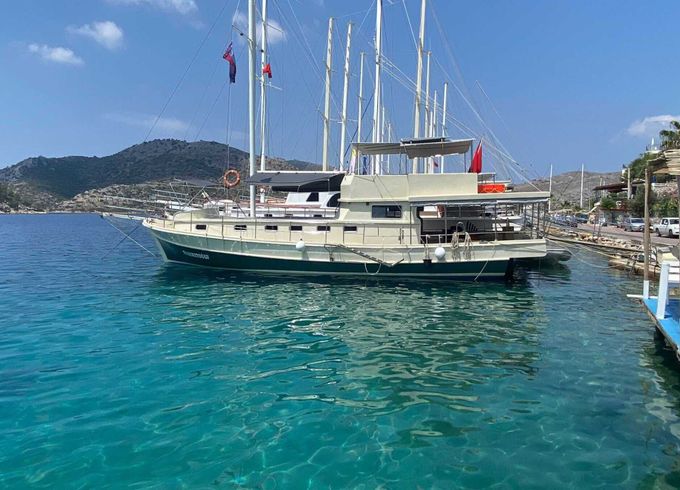 Motorboat Traditional Gullet 3 Cabins / 6 Pax 200hp