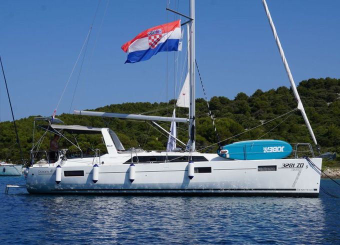 Sailboat BENETEAU OCEANIS 41.1 12.43m