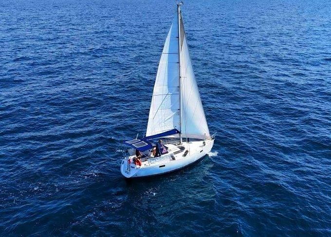 Sailboat Beneteau Océanis 320 9.6m