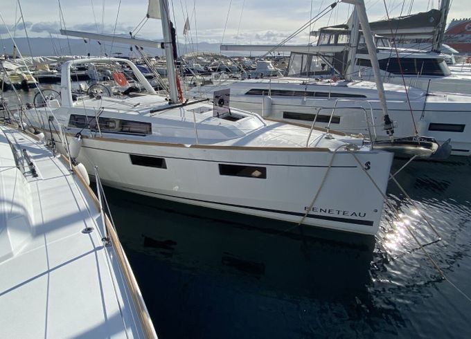 Sailboat Beneteau Oceanis 35.1 10.75m