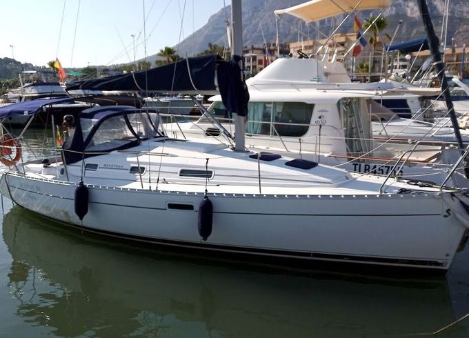 Sailboat Beneteau Oceanis 31 9.6m
