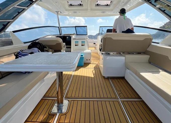Motorboat AQUILA 32 Power Catamaran 600hp