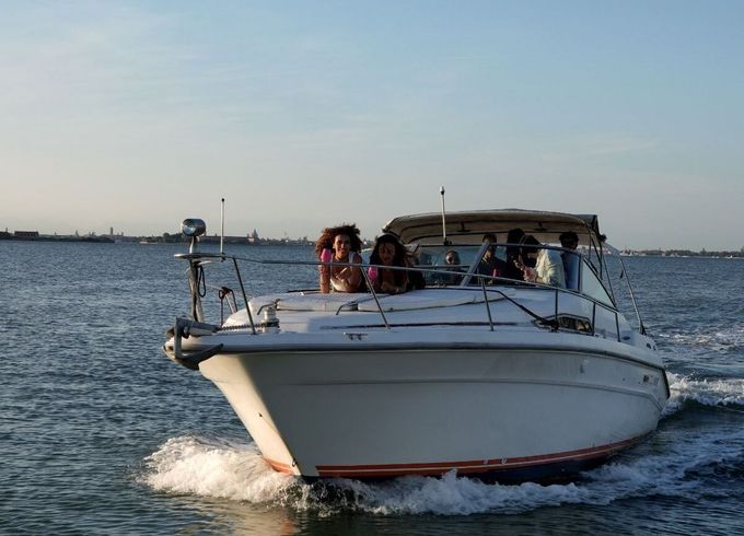 Motorboat Sea Ray 390 Express Cruiser 700hp