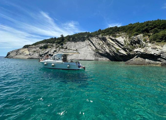 Motorboat Beneteau Antares 7 150hp