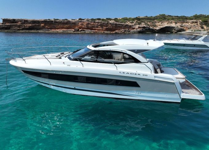 Motorboat Jenneau Leader 36 600hp
