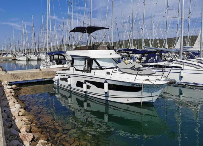 Motorboat Jeanneau Merry Fisher 1095 FLY 600hp