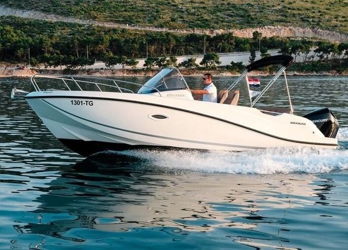 Motorboat Quicksilver 675 Sundeck 200hp