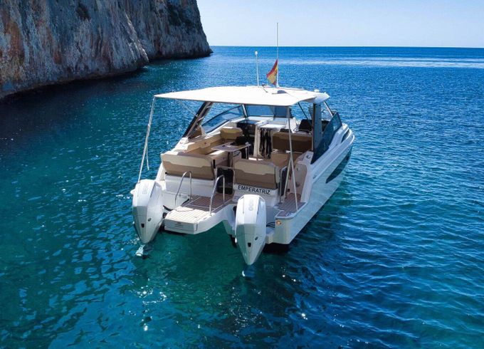 Motorboat Aquila 32 Sport 600hp